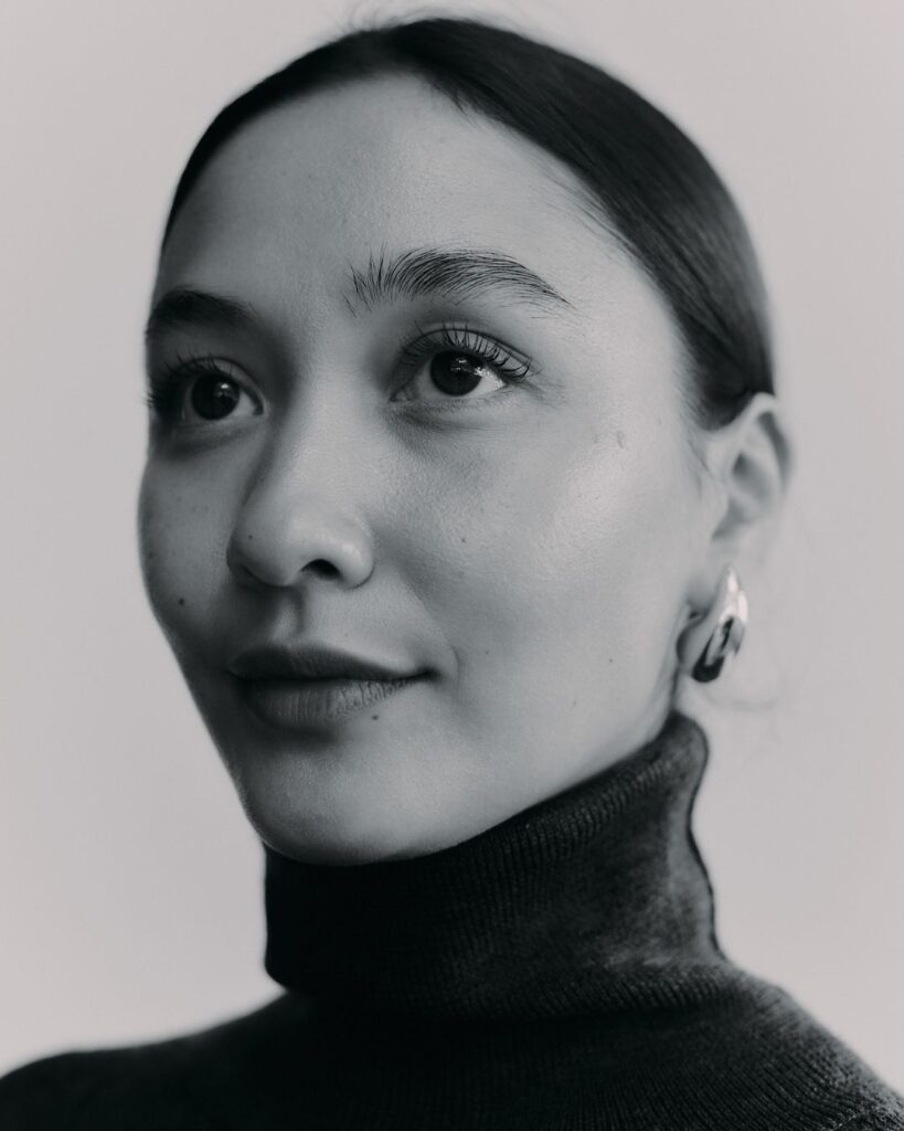 Black-and-white close-up of Natalie Enslöw gazing slightly upward, highlighting clean skin and Scandinavian-inspired beauty.