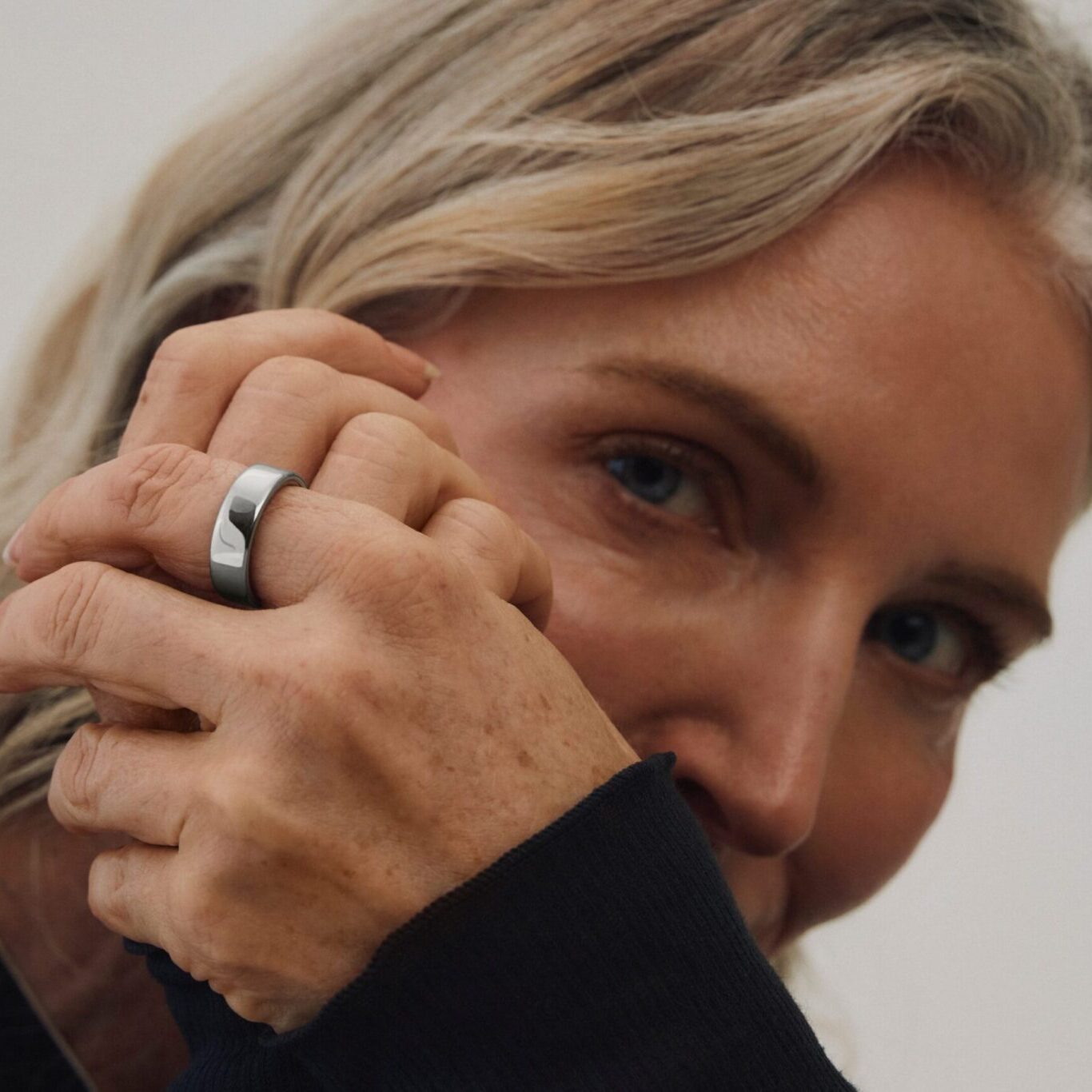 Oura_Ring_5_Lifestyle-5_Silver